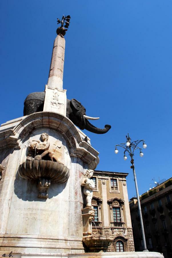Apartment For 2 In Catania, B&B Le Voci Del Mercato Buitenkant foto