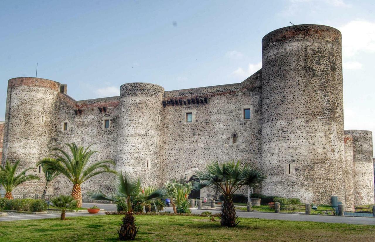 Apartment For 2 In Catania, B&B Le Voci Del Mercato Buitenkant foto